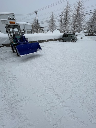 青森市内にてアパート駐車場の除雪作業　20230203