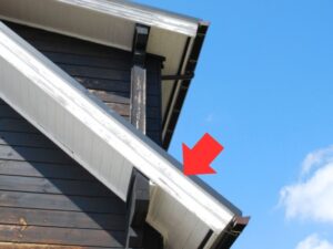 白い塗膜が剥げた破風板