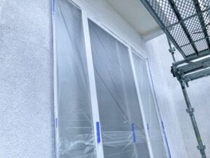 ビニールとテープで隙間なく覆われた窓