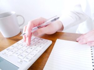 電卓を操作する女性の手