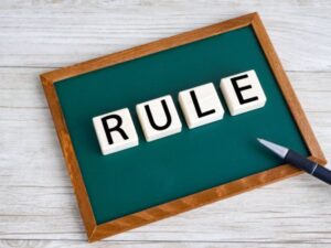 黒板に並ぶRULEのブロック