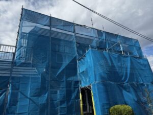 青い養生シートで覆われた足場
