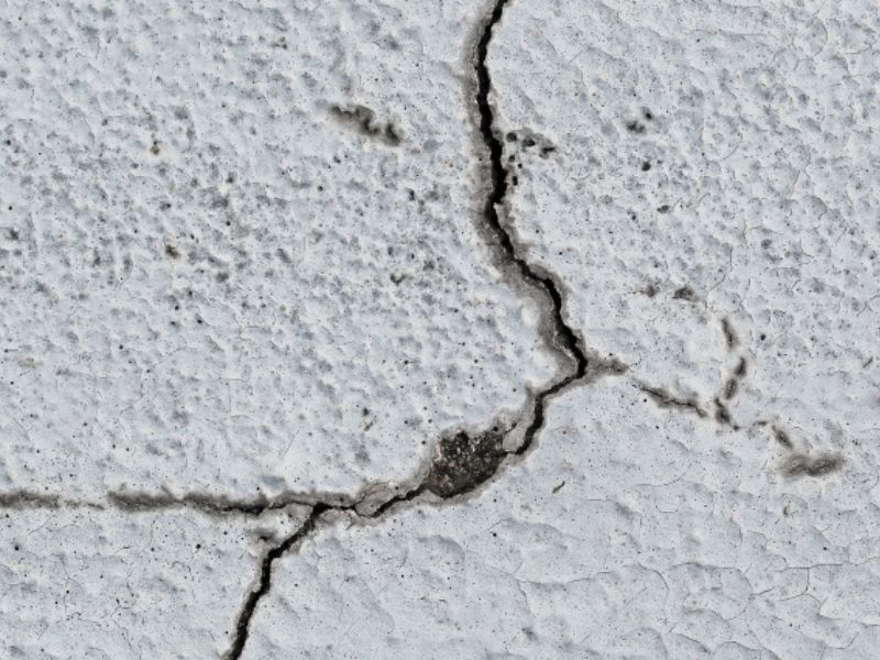 【外壁塗装】ひび割れを見つけたらどうする？種類とメンテナンスの考え方