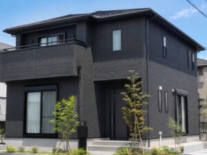 ダークグレーの一般住宅