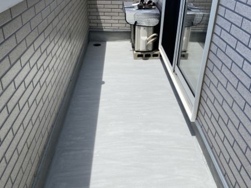 ベランダ防水の寿命は何年？劣化症状とメンテナンス時期の確認ポイント