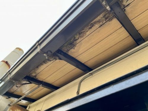 青森市　付帯塗装｜軒天にシミや剥がれを見つけたら？外壁塗装前に確認したいポイント